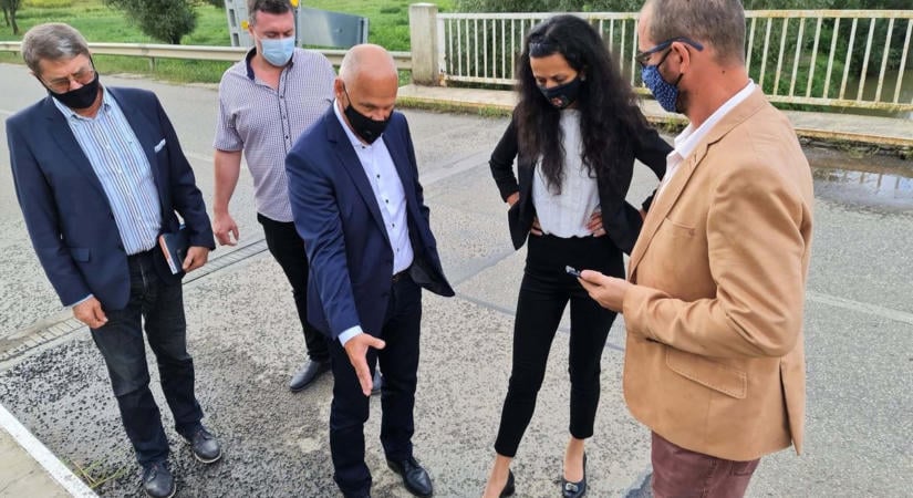 Koncz Zsófia hiába ígérte, hat éven át nem újított fel egy hidat, most a Tiszán kéri ezt számon