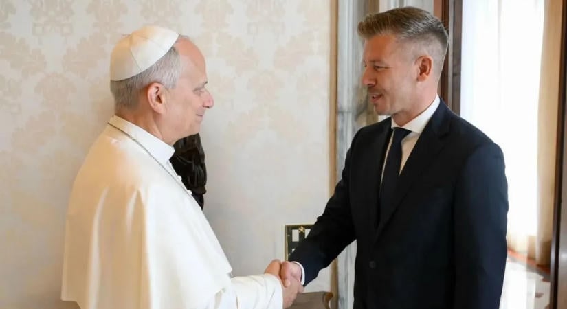 Magyar Péter szalutált a pápának, de máshogy is megsértette a protokollt