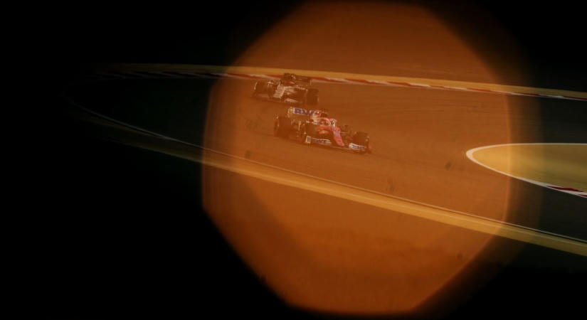 Videón az F1 legbátrabb vagy leghülyébb embere: tűzoltó szaladt át Norris száguldó autója előtt