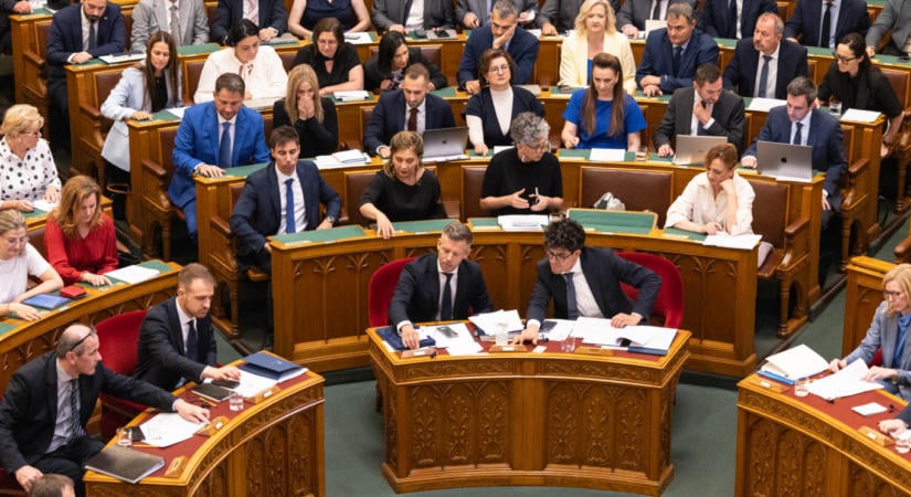Terítéken a jövő évi költségvetés, de lesznek megemlékezések, és Orbán Balázs helyére is beül valaki
