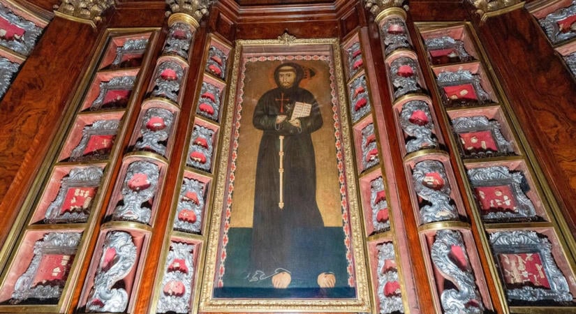 Restaurálták Assisi Szent Ferenc római cellájának ezüst ereklyetartóit
