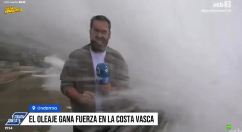 Élő adásban sodort el egy tévéstábot egy hullám Spanyolországban