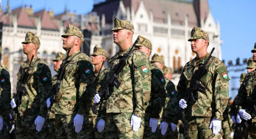 „Az erő sosem helyettesítheti a becsületet” – tisztavatás a Kossuth téren