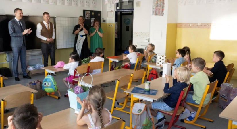 Az iskolák kommunikációs csatornáit nem szabad felhasználni a politikai harcban