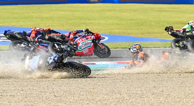 Motorsport: hármas bukás a Japán GP sprintfutamán – videó