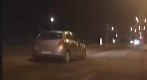 Életveszély Dunaharasztin: lámpa nélkül, forgalommal szemben autózott egy idős nő, két fiatal lépett közbe – videó