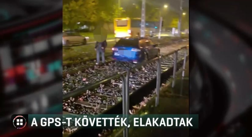 A GPS-t követték, fennakadtak a sínen a Határ úton – videó
