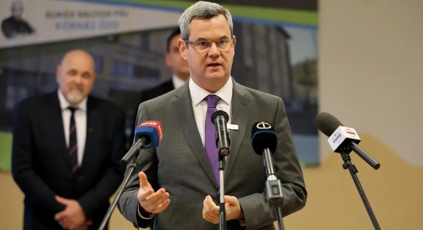 Takács Péter: A tiszások ukrán pólóban tapsikolnak az Európa Parlamentben