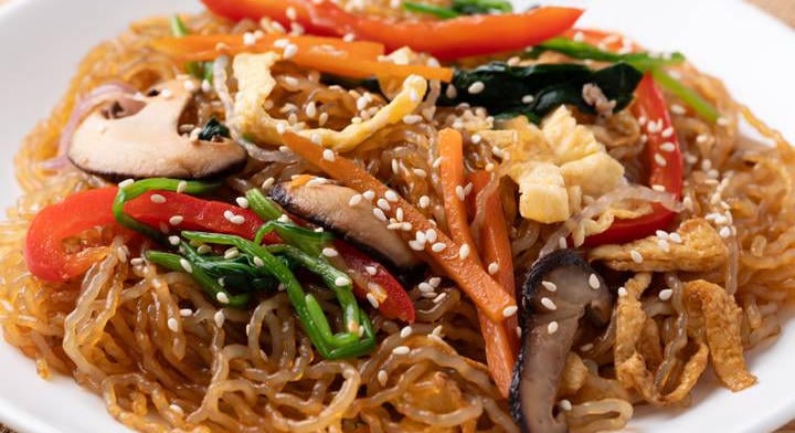 Koreai üvegtészta omlós sertéshússal: színes és ízletes recept