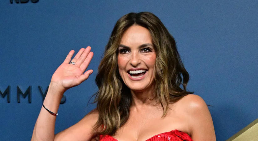 Mariska Hargitay nem félt kitenni, amije van: vérvörös szettjétől izzott a levegő az Emmy-gálán – galéria