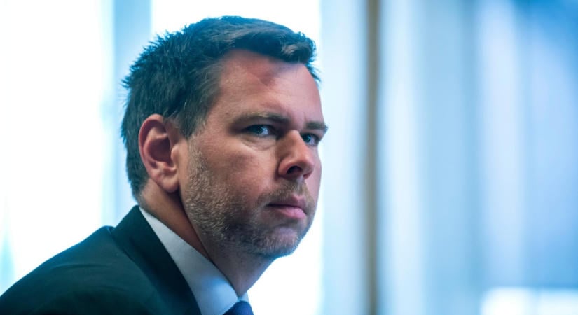 Vitézy Dávid: egyetlen tollvonással adtak ötezer milliárd forintot Mészáros Lőrincnek és Szijj Lászlónak
