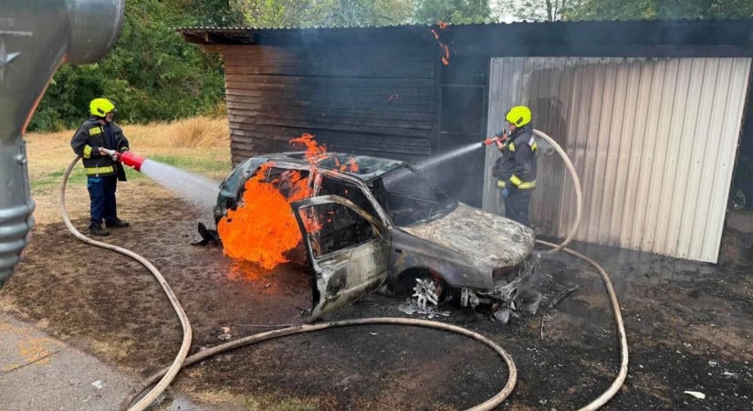 Riadalom Pálfán: kigyulladt egy autó, a tűz egy házra is átterjedt