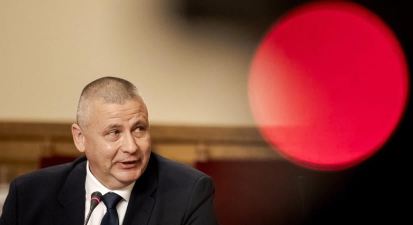 Megkaptuk a szerződéseket: 300 ezer forintos órabérrel „dolgozhattak” Ruszin-Szendi szolgálati villáján