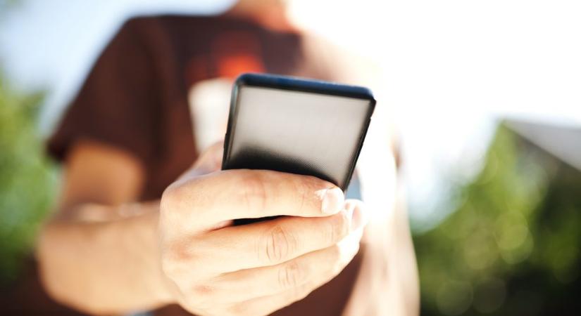 Betiltják a mobiltelefonok használatát az általános iskolákban Szlovákiában