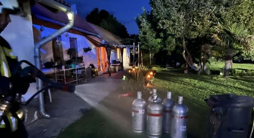 Gázpalack robbant Szulokban, a tulaj slaggal igyekezett megfékezni a tüzet