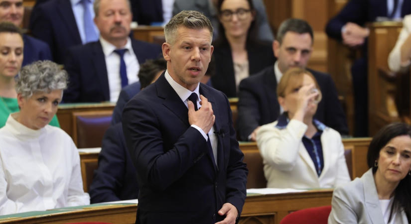 Magyar Péter már közel ötször végigbeszélte volna Titanicot – elképesztő a miniszterelnök fölénye a parlamentben