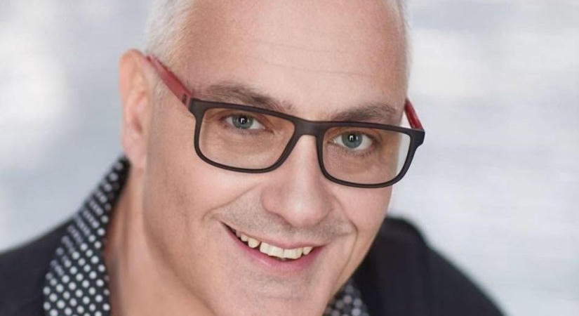 A színpadról a közönség soraiba: Abaházi Csaba kulisszatitkai a pörgős nyári szezonról