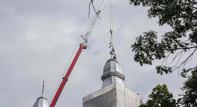 Új időkapszulák kerültek a csíksomlyói kegytemplom tornyaiba