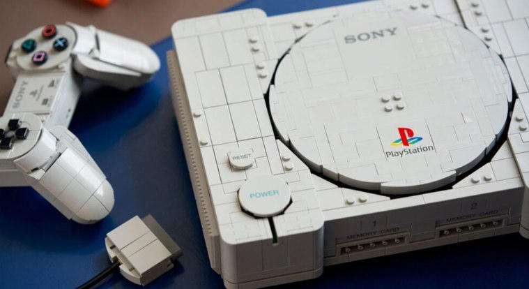 Most már tényleg darabokra szedhetjük az első PlayStationt, ugyanis LEGO-készlet lett belőle