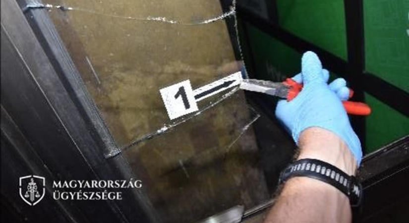 10 ezer forintot ígért egy fiatalkorúnak, hogy ruhákat lopjon neki