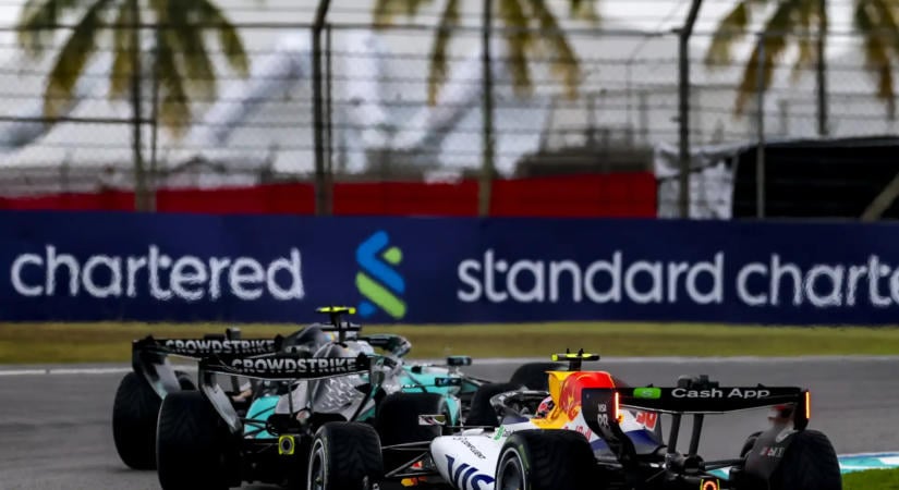 Szoftverhiba miatt álltak meg az autók bahreini F1-futamon
