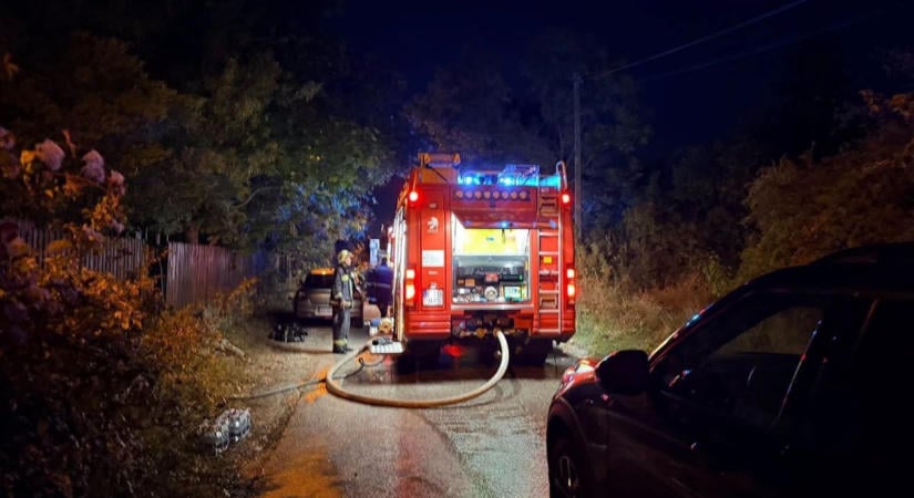 Apjára késsel támadt, anyjára rágyújtotta a házat