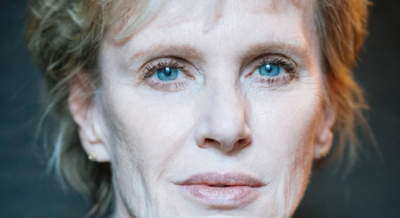 „Az utolsó napjaiban közölte, hogy viccet mesélve akar meghalni” – interjú Paul Auster özvegyével, Siri Hustvedt íróval