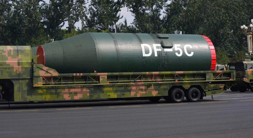 Olyan rakétát mutatott Kína, amivel atomcsapást mérhet a Föld bármely pontjára