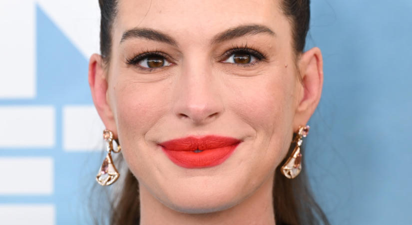 Anne Hathaway bemutatja: a nyár végi körömőrületet, aminél nincs elegánsabb választás - hódít a coconut jelly manikűr
