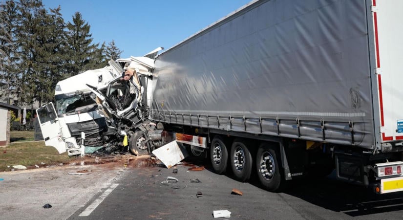 Helyszíni fotók és információk: óriási baleset a 86-os úton, mentőhelikopter a helyszínen
