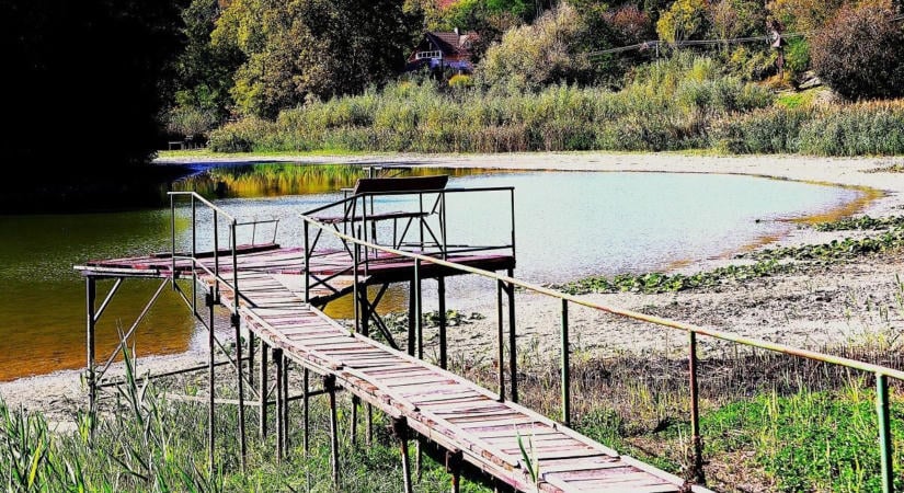 Egyre apad a tó a zalai településen, az őszi esőkben reménykednek (galéria)
