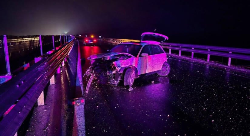 Riasztották a mentőket: szalagkorlátnak ütközött egy autó a 83-ason