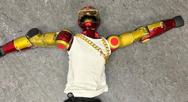 WTF: A német rendőrség lefoglalt egy robotot, amely a gyanú szerint fogdosott egy 16 éves lányt