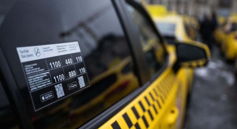 Őrizetbe vették a taxisofőrt, aki egy nullával többet ütött be a terminálba a fuvarok végén