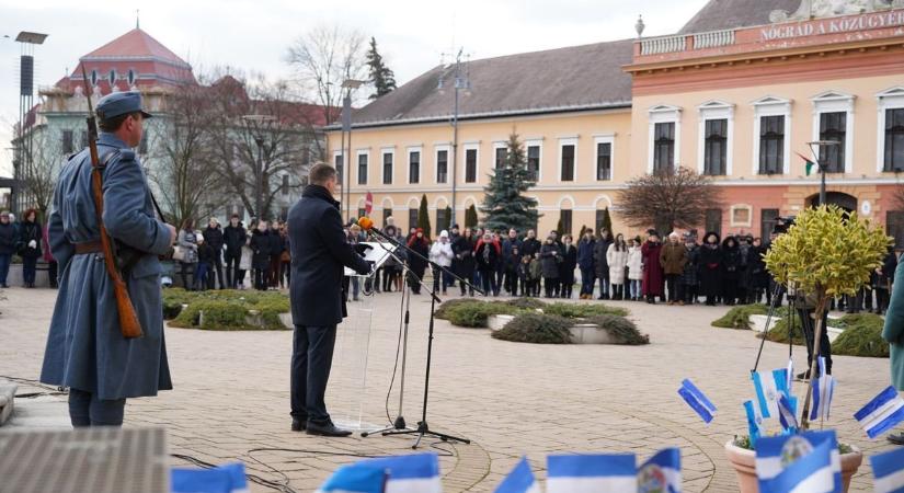 Koszorúzással emlékeztek a legbátrabb hősökre Balassagyarmaton (fotók)