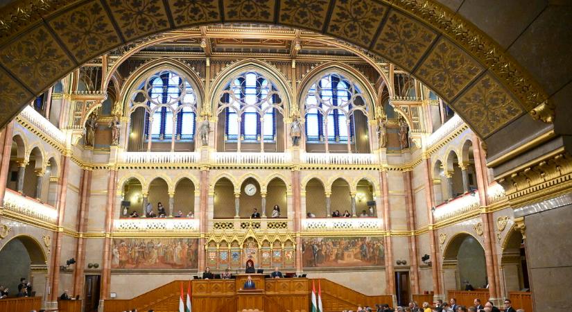 Alaptörvény módósításról és a különadókról tárgyal a parlament