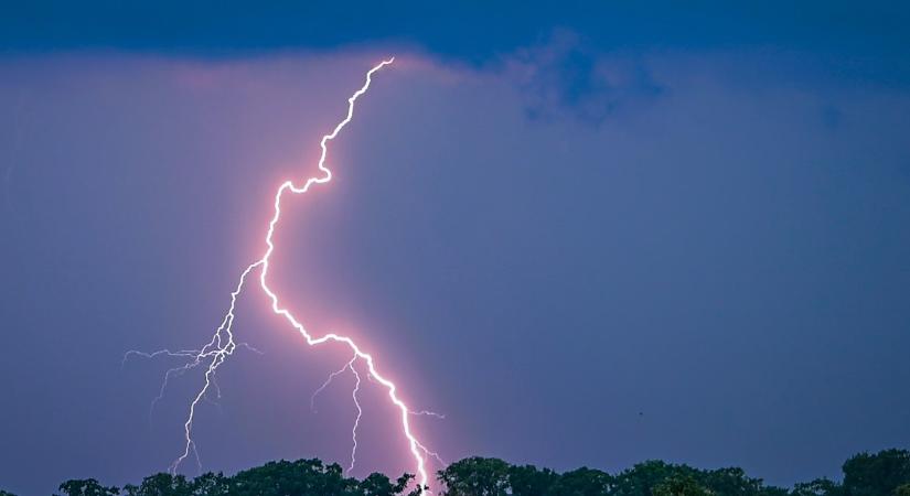 Villámcsapás ért két magyar fiatalt Ausztriában, egyikük úgy megégett, hogy mentőhelikopter vitte el