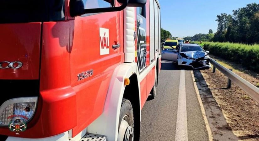 Csattanás az M7-esen: mentőt is riasztani kellett
