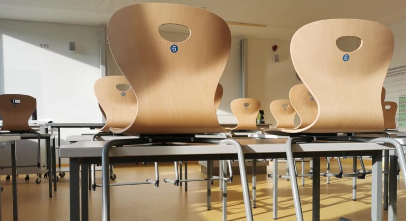 Tízezer iskolában tartott razziát a lengyel rendőrség a „véres péntek” fenyegetései miatt – tíz diákot vettek őrizetbe