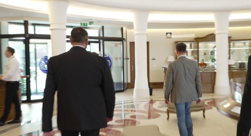 Két biztonsági őr vigyázott Bóka Jánosra a DPK táborban - fotó