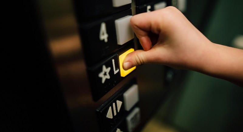 Elakadt egy felvonó Kolozsváron – Négy embert a tűzoltók szabadítottak ki