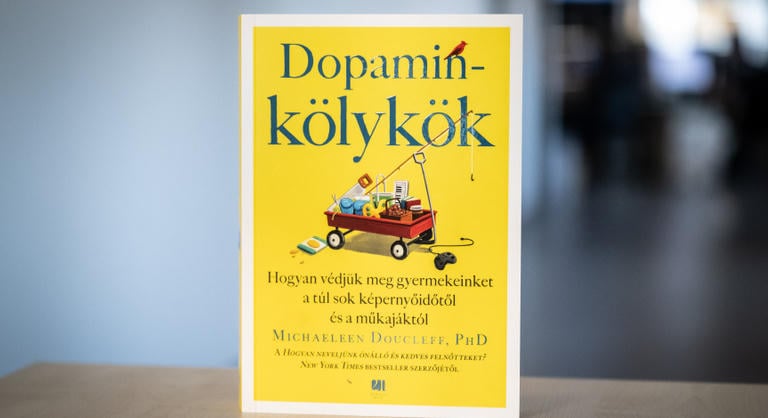 Csendben lopakodott be a nappalinkba, velünk jön az autóba, sőt az ágyunkba is