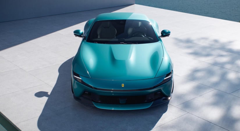 Kipróbáltuk a 80 milliós Ferrarit, amiben hirtelen a saját filmünk főszereplőjévé válunk