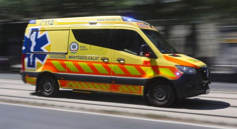 Egy férfira zuhant rá az autója – heten emelték le róla
