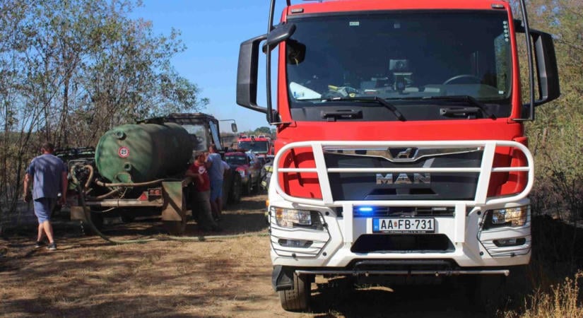 Hatalmas tűz Szabolcsban: 200 körbála ég, lakóházak is veszélyben vannak