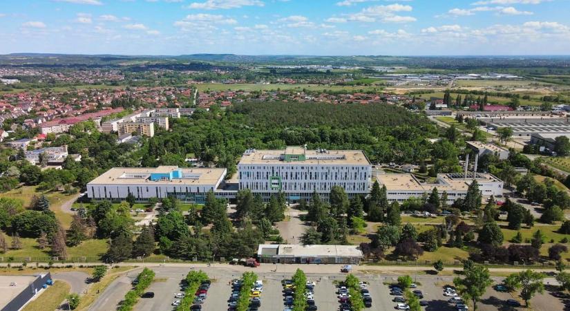 Hankó Balázs a kampány idejére elintézte, hogy az első félóra ingyenes legyen a kistarcsai kórház parkolójában, majd díjemelés következett