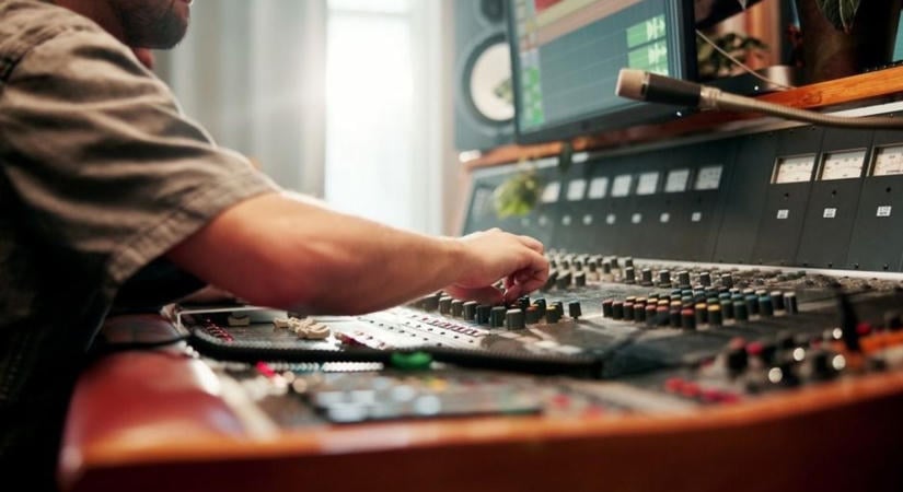 A rádiózás jövőjét is átalakítja a mesterséges intelligencia – összefoghat a hazai szakma