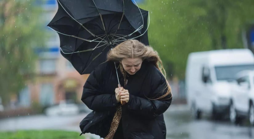 Viharos széllel és kiadós esővel érkezett meg a hidegfront: hat vármegyére adtak ki figyelmeztetést
