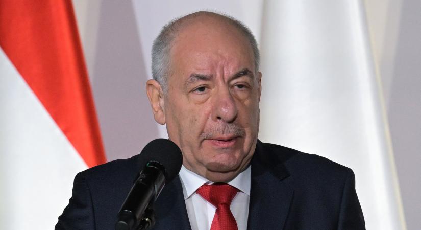 Sulyok Tamás rántotta le a leplet az alkuról, amire Áder János egy utcai demonstrációval válaszolt