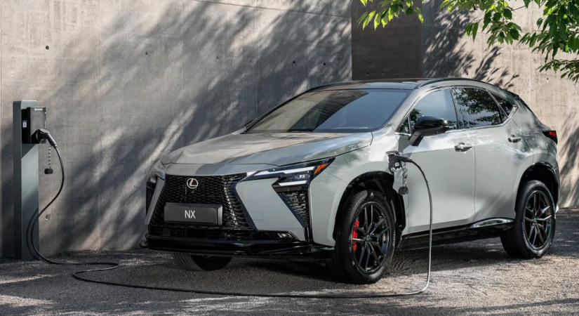 Új hibrid hajtást kapott a legnépszerűbb Lexus